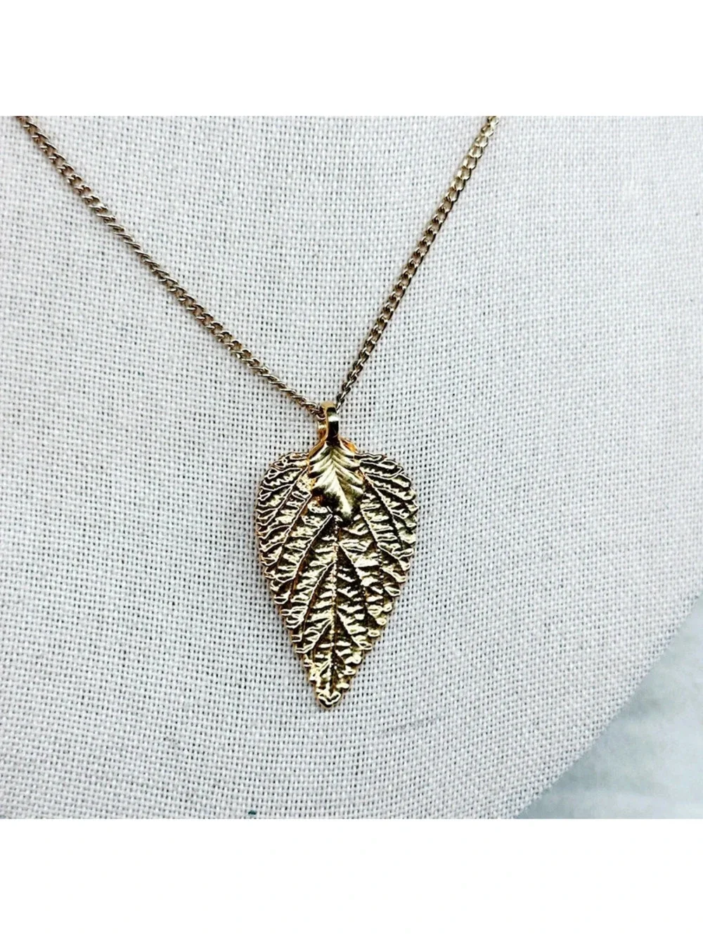 5348mc. Goldtone Sarah Coventry Leaf Necklace